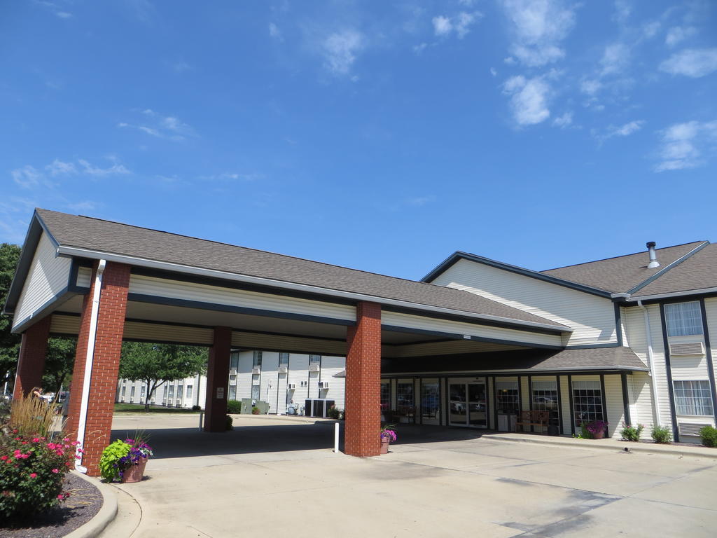 Ramada By Wyndham Springfield North Hotel Exterior photo