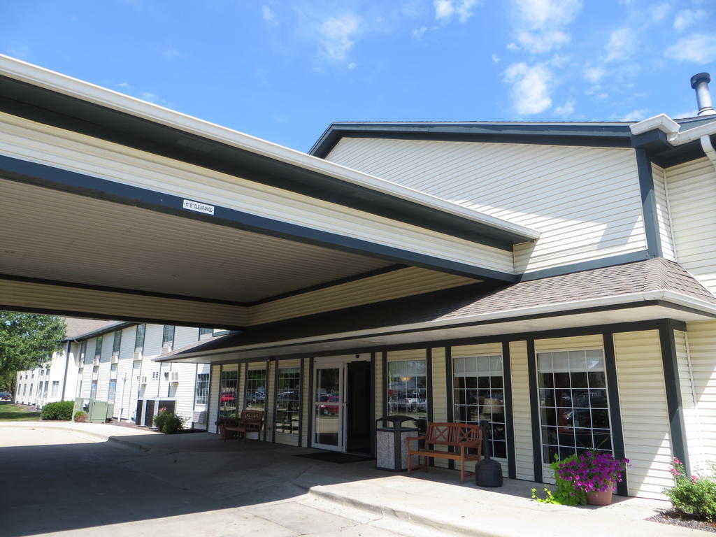 Ramada By Wyndham Springfield North Hotel Exterior photo